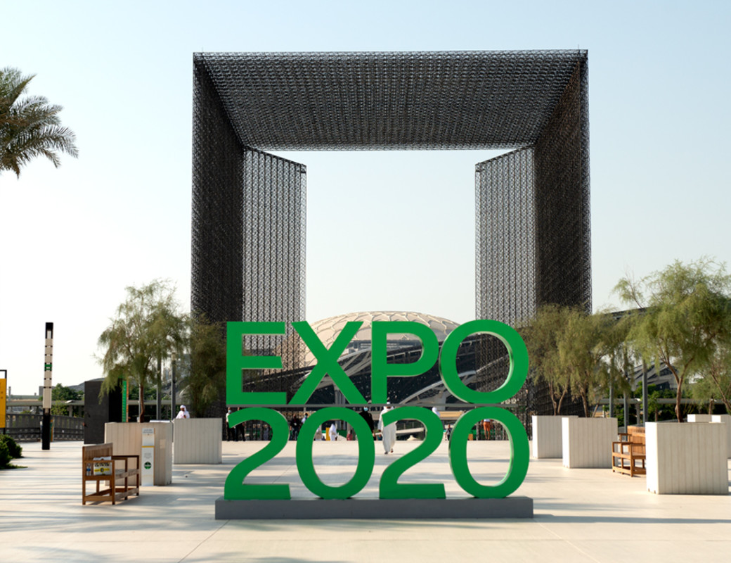 Uno dei tre cancelli d'accesso all'Expo 2020 Dubai realizzato con fili di fibra di carbonio progettati dall'architetto Asif Khan (ph. Silvia Bavetta)