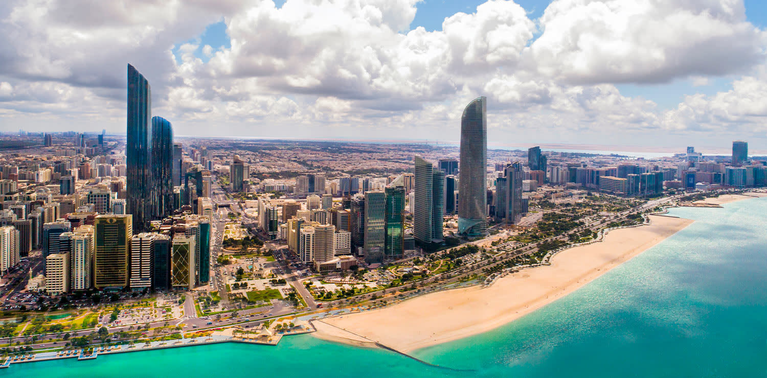 Una spettacolare veduta aerea di Abu Dhabi, dove ha sede l'Ambasciata d'Italia negli Emirati