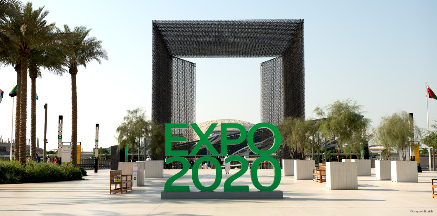 Uno dei tre cancelli d'accesso all'Expo 2020 Dubai realizzato con fili di fibra di carbonio progettati dall'architetto Asif Khan (ph. Silvia Bavetta)