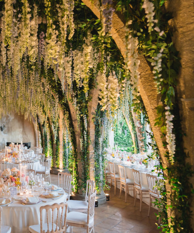A grand soirée dinner beneath a cascade of wisteria